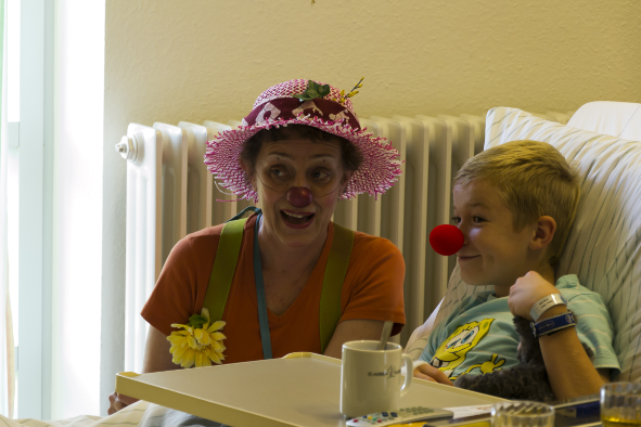 Klinikclownin_und_kleiner_Patient